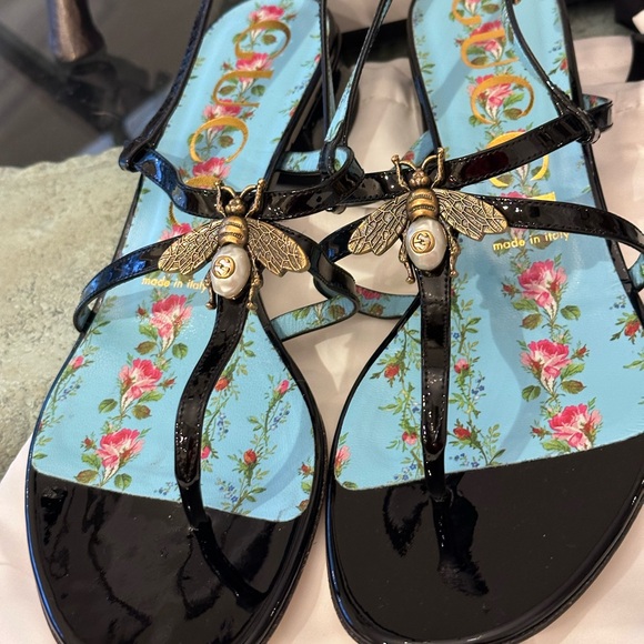 $850 Gucci New in Box Black Patent Leather Bee  Sandals sz 39 (8) - Picture 4 of 15